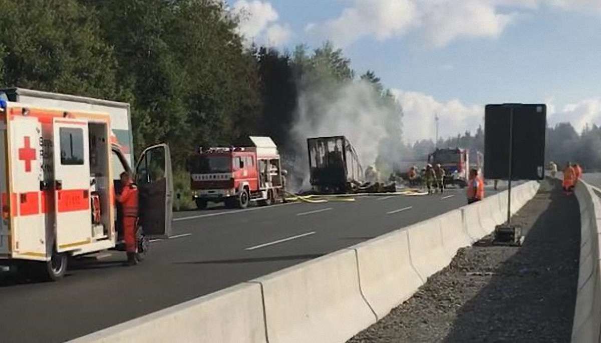 У Баварії автобус із туристами потрапив у ДТП та загорівся