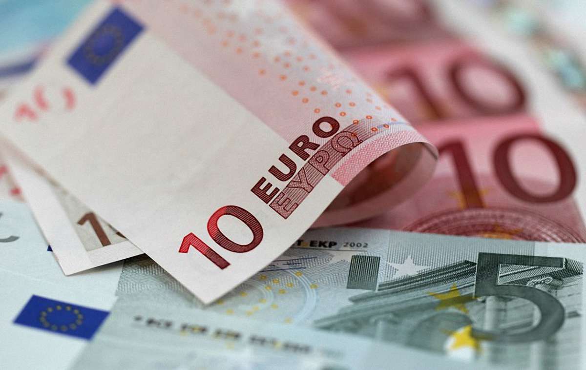 Українцям дозволили перераховувати валюту за кордон на підставі е-ліцензій