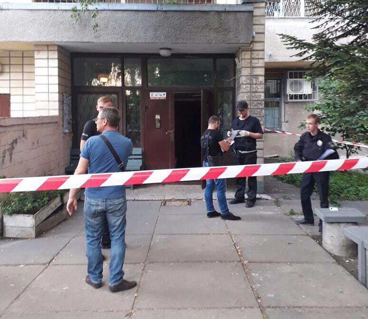 У Києві в під'їзді багатоквартирного будинку застрелили чоловіка