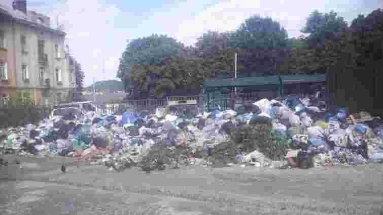 На вулицях Львова невивезеними залишаються майже 6,5 тис. тонн сміття