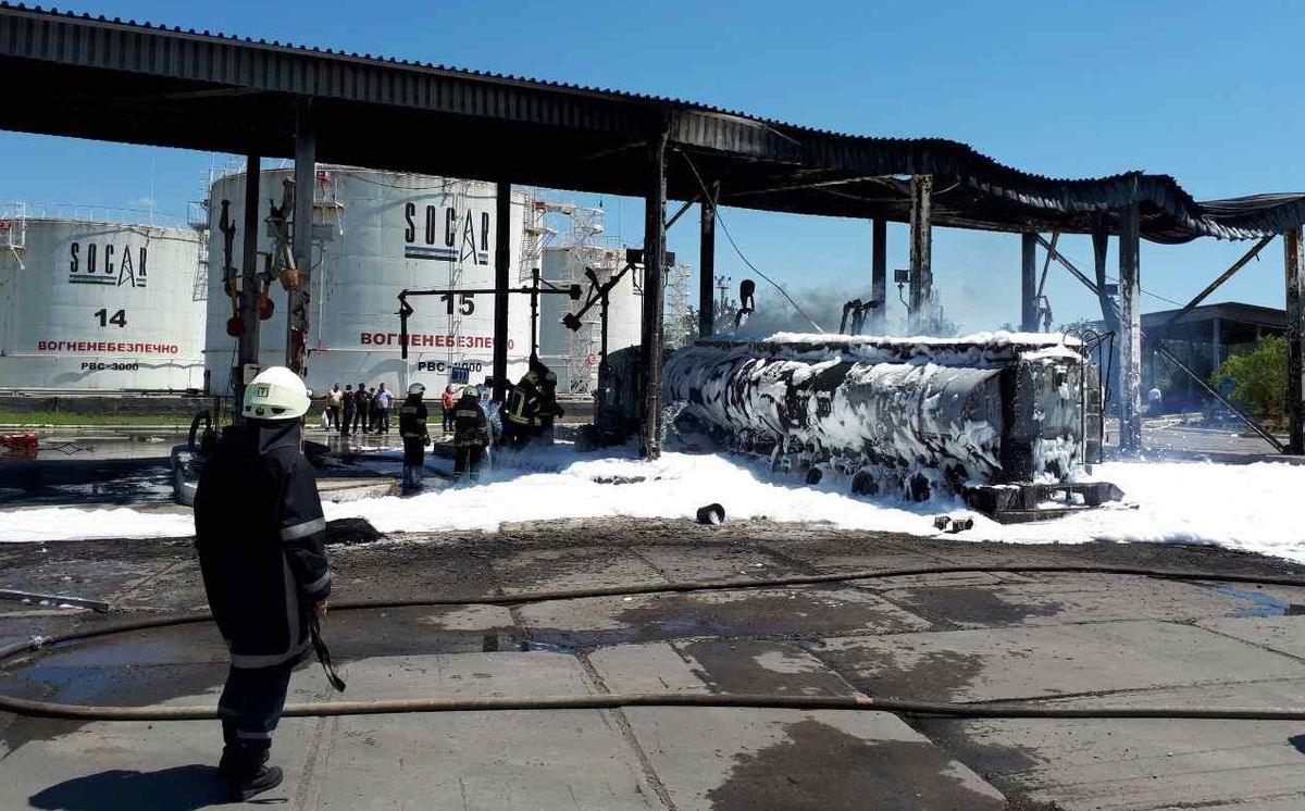 Внаслідок масштабної пожежі на нафтобазі під Одесою постраждали двоє людей
