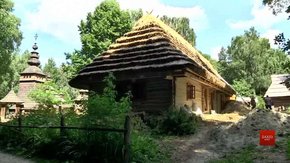 У Шевченківському гаю реставрують лемківську хату