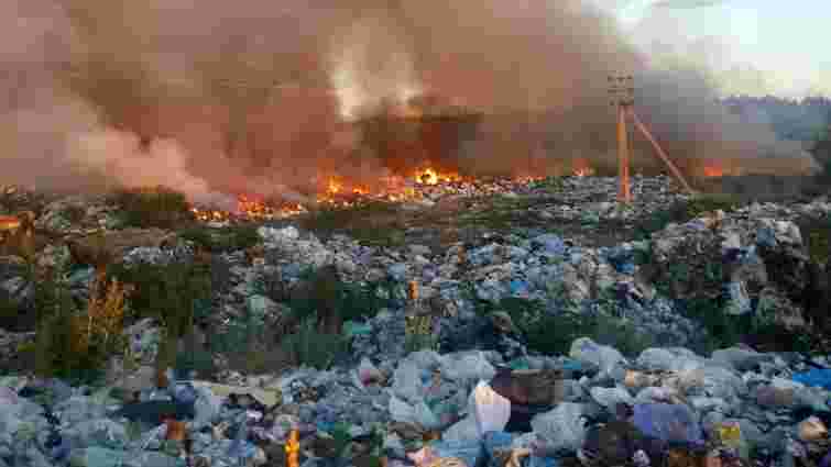 Неподалік Києва  рятувальники п'ять годин гасили пожежу на нелегальному сміттєзвалищі