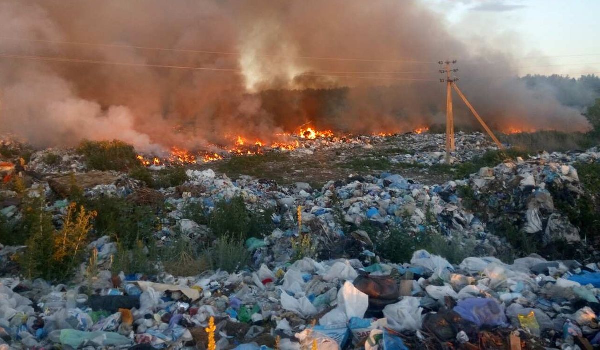Неподалік Києва  рятувальники п'ять годин гасили пожежу на нелегальному сміттєзвалищі