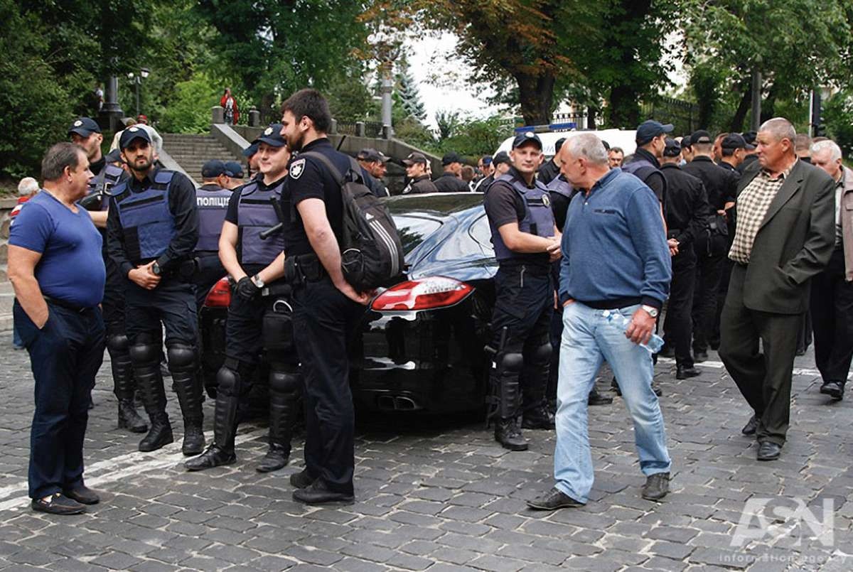 Біля будівлі Кабміну позашляховик в'їхав у натовп мітингувальників