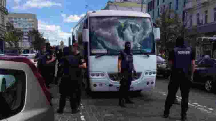 У Києві біля одного з посольств поліція затримала групу провокаторів