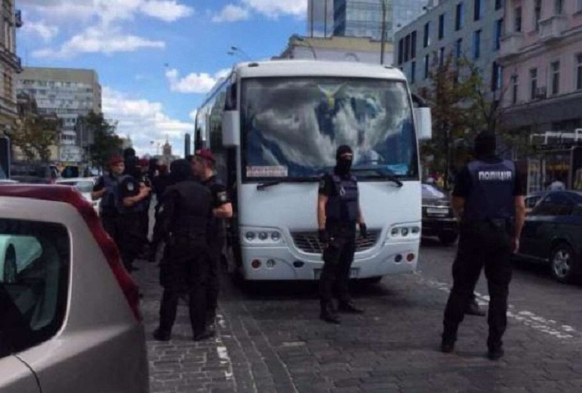 У Києві біля одного з посольств поліція затримала групу провокаторів