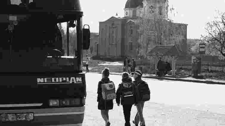 Автобус із дітьми загиблих в АТО військових дев'ять годин протримали на кордоні в Краковці
