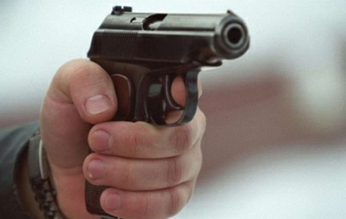 На Турківщині двоє чоловіків зі зброєю напали на працівників кафе