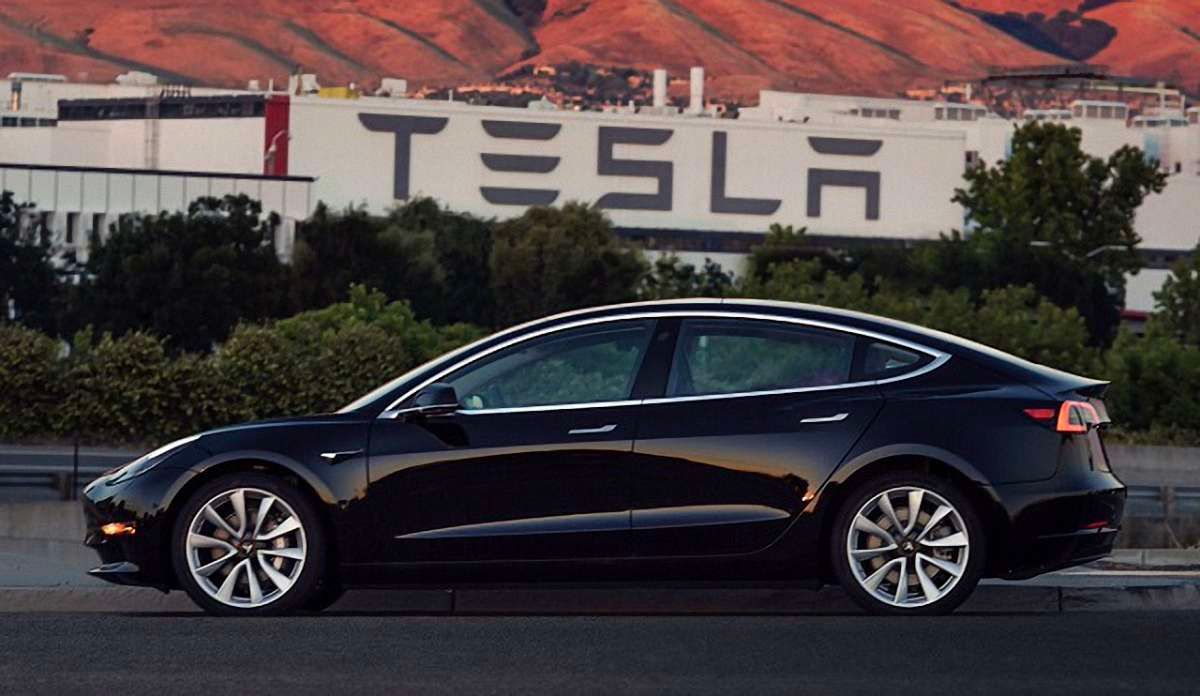 Ілон Маск опублікував фото першого готового електрокара Tesla Model 3