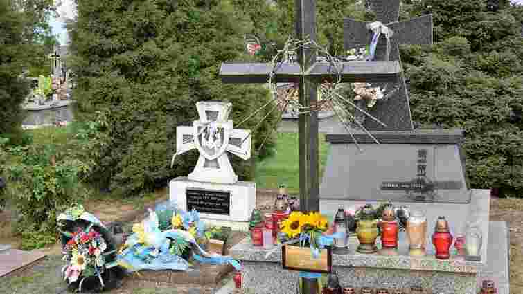 Хрест із пам'ятника воякам УПА у Грушовичах відновили, спотворивши його значення