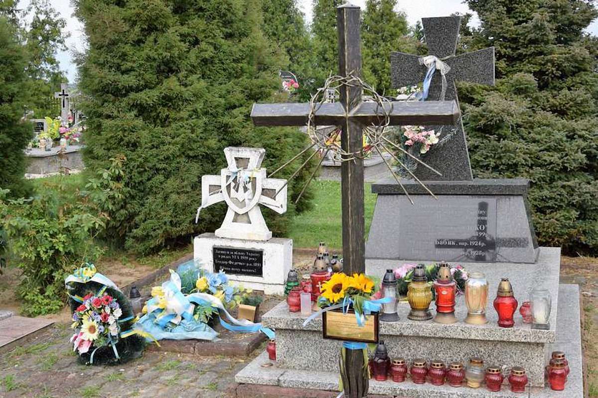 Хрест із пам'ятника воякам УПА у Грушовичах відновили, спотворивши його значення