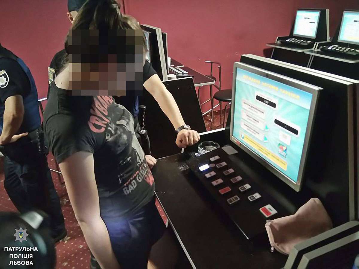 У гральному закладі на Сихові патрульні затримали чоловіка з наркотиками