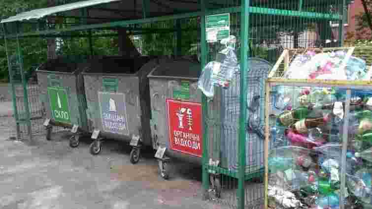 На прибрані контейнери ТПВ у Львові почали клеїти наліпки для роздільного сортування сміття