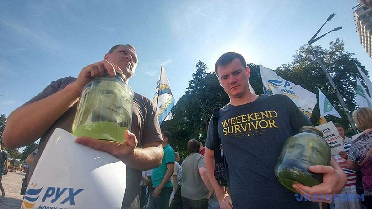 Під ВРУ мітингували за позбавлення недоторканності нардепів Розенблата, Довгого та Добкіна

