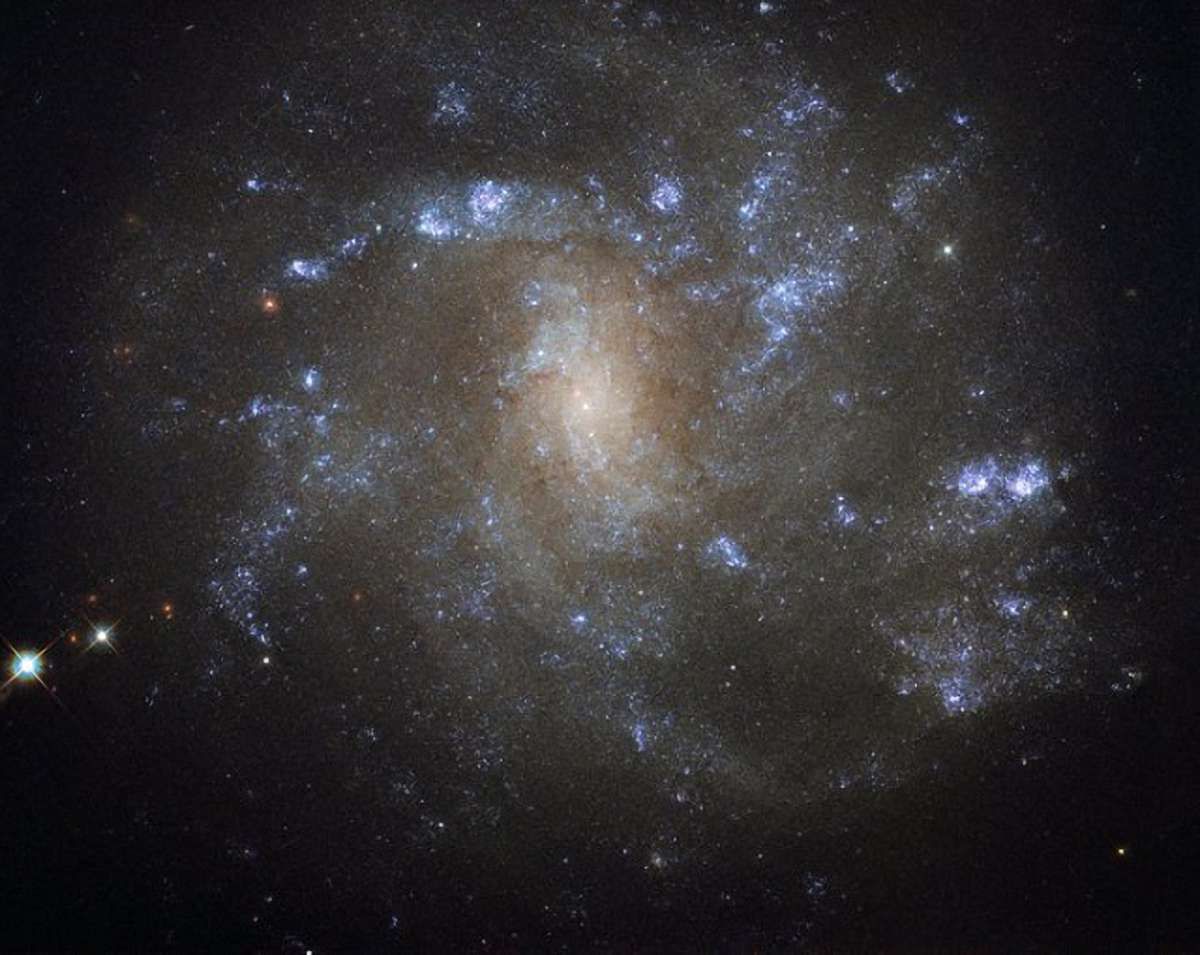 Телескоп Hubble сфотографував схожу на Чумацький шлях галактику