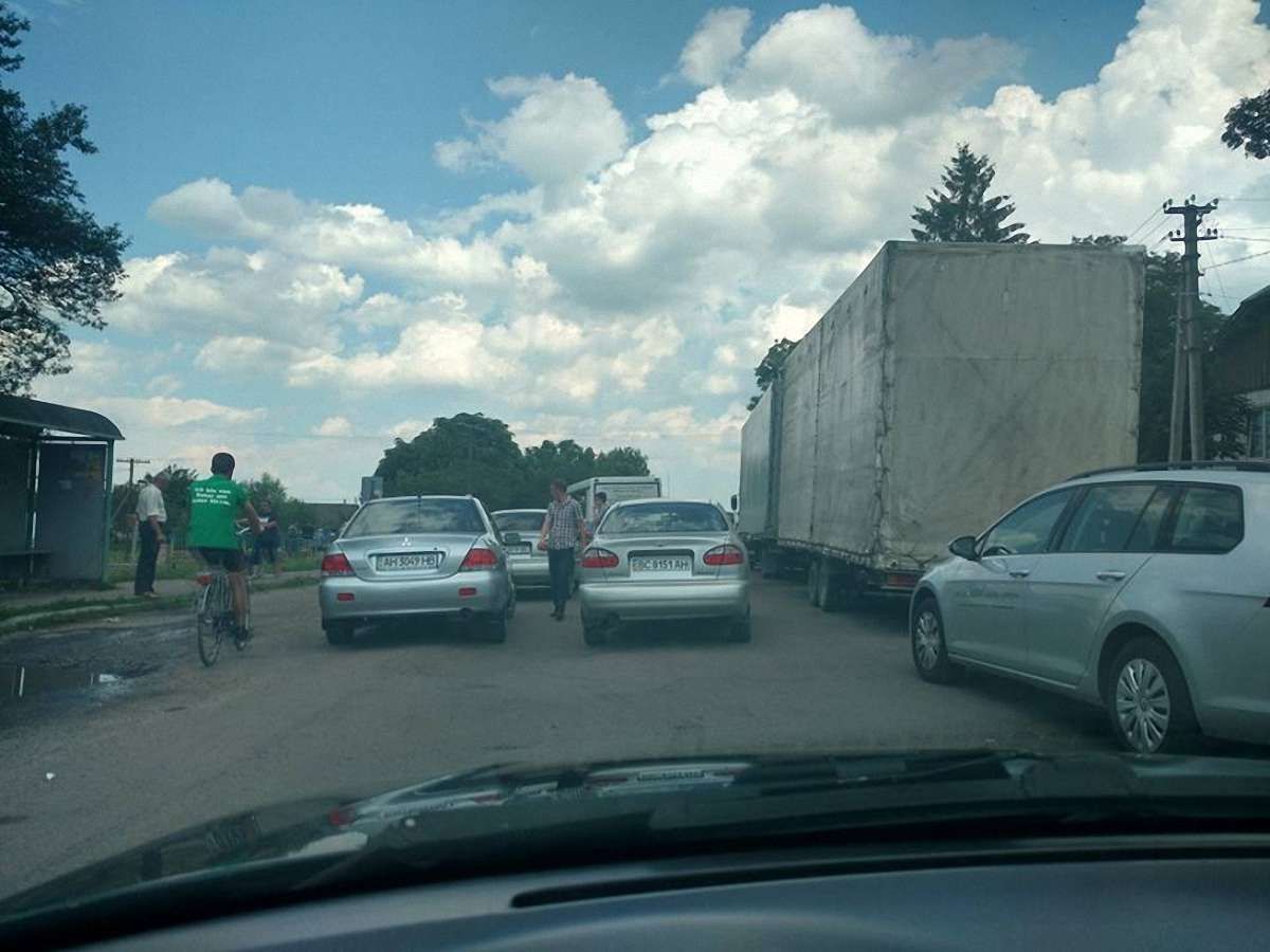 На Львівщині селяни дві години блокували дорогу Львів-Трускавець  через закриття  школи