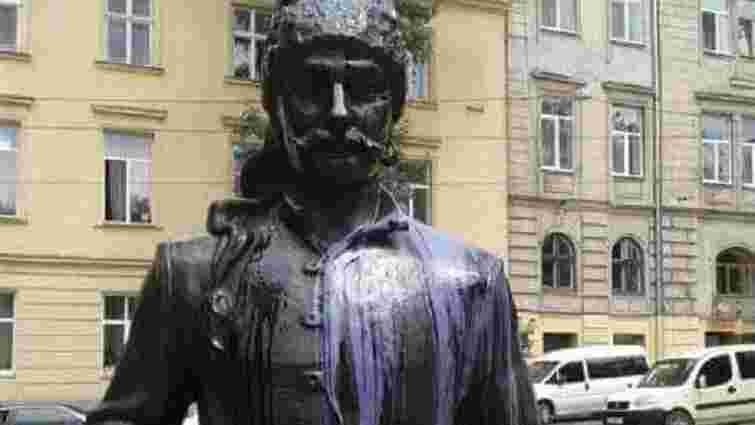 У Львові невідомі облили фіолетовою фарбою пам’ятник Юрію Кульчицькому
