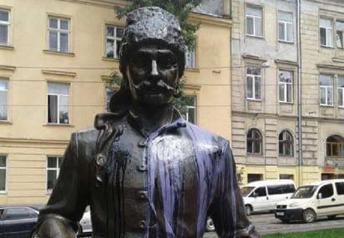 У Львові невідомі облили фіолетовою фарбою пам’ятник Юрію Кульчицькому