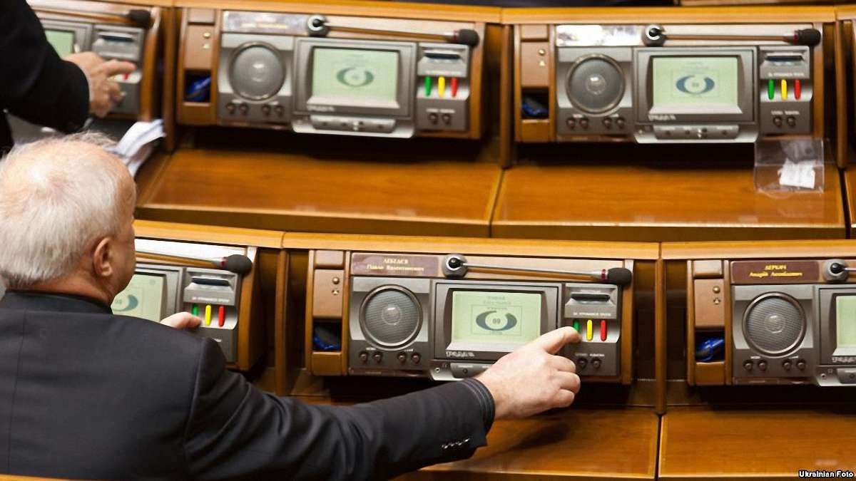 Депутати відмовилися продовжувати шосту сесію ВРУ до осені