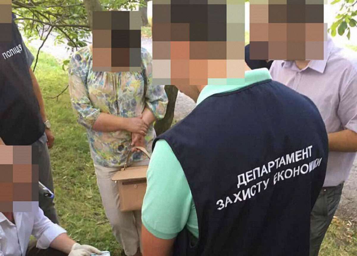 Заступниця директора медичного коледжу на Хмельниччині вимагала $4,5 тис. у абітурієнтів