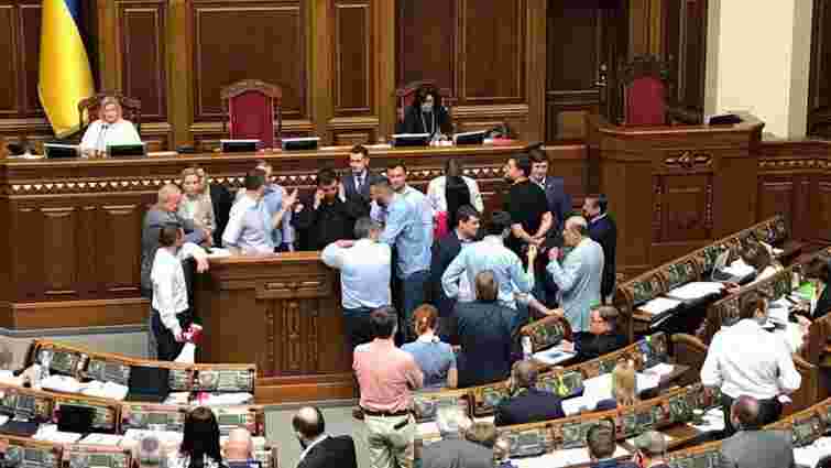 Депутати блокують трибуну ВР з вимогою проголосувати за зняття депутатської недоторканості