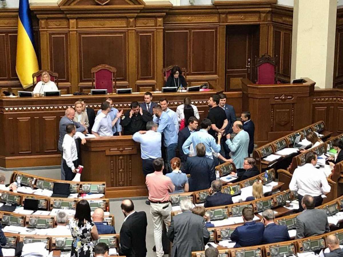 Депутати блокують трибуну ВР з вимогою проголосувати за зняття депутатської недоторканості