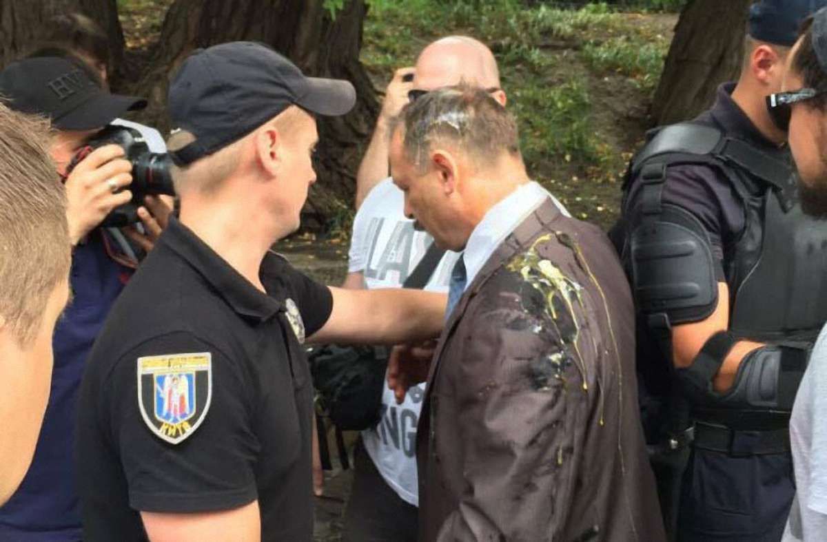 Депутата від БПП Олега Барну під Верховною Радою закидали яйцями