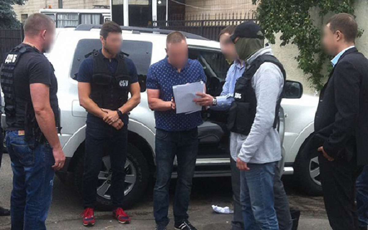 У Києві на хабарі затримали поліцейського, який двічі поновлювався на посаді
