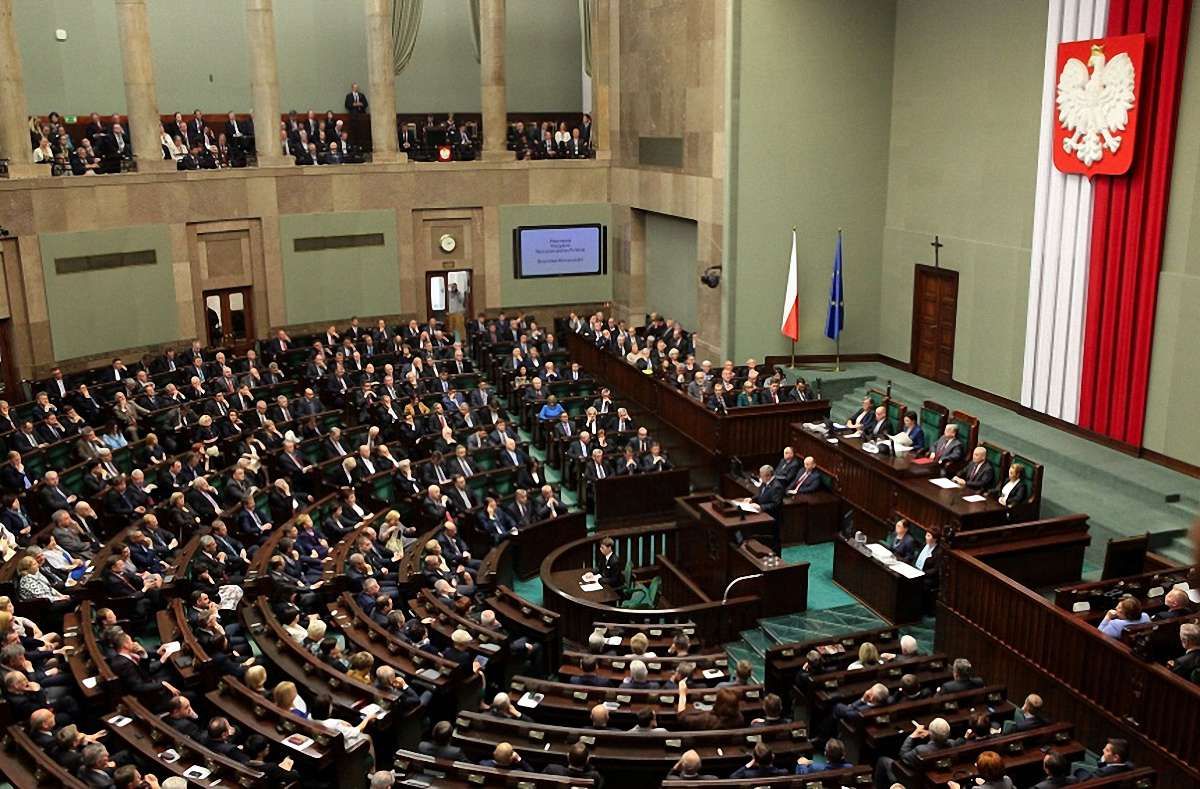 Сенат Польщі прийняв зміни до законів, які обмежують незалежність судів