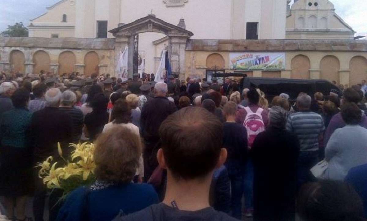 У Жовкві попрощались із загиблим бійцем АТО Володимиром Турчиним