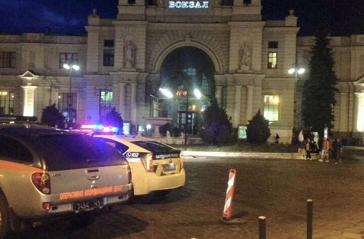 Через повідомлення про замінування вночі з головного вокзалу Львова евакуювали 500 людей