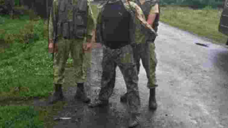 На кордоні зі Словаччиною троє п'яних чоловіків погрожували прикордонникам ножем