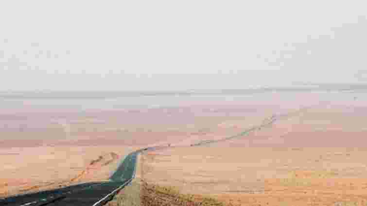 У Китаї відкрили найдовшу в світі автомагістраль через пустелю