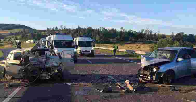 Внаслідок ДТП біля Олеська один пасажир загинув та четверо людей госпіталізовані 