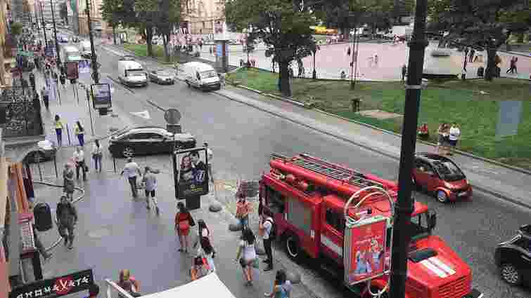 У квартиру в центрі Львова, яка вчора горіла, знову викликали рятувальників