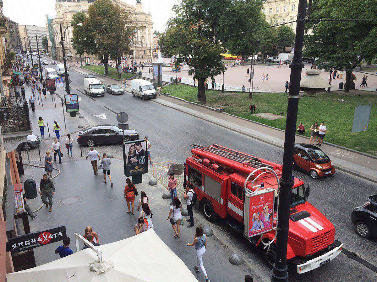 У квартиру в центрі Львова, яка вчора горіла, знову викликали рятувальників
