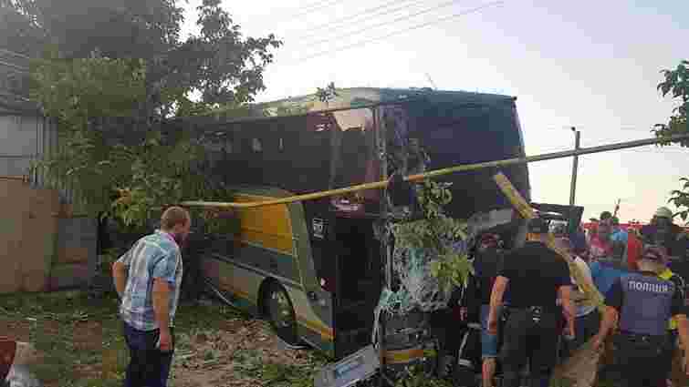 Під Чернівцями зіткнулися маршрутка і туристичний автобус, є загиблі і постраждалі