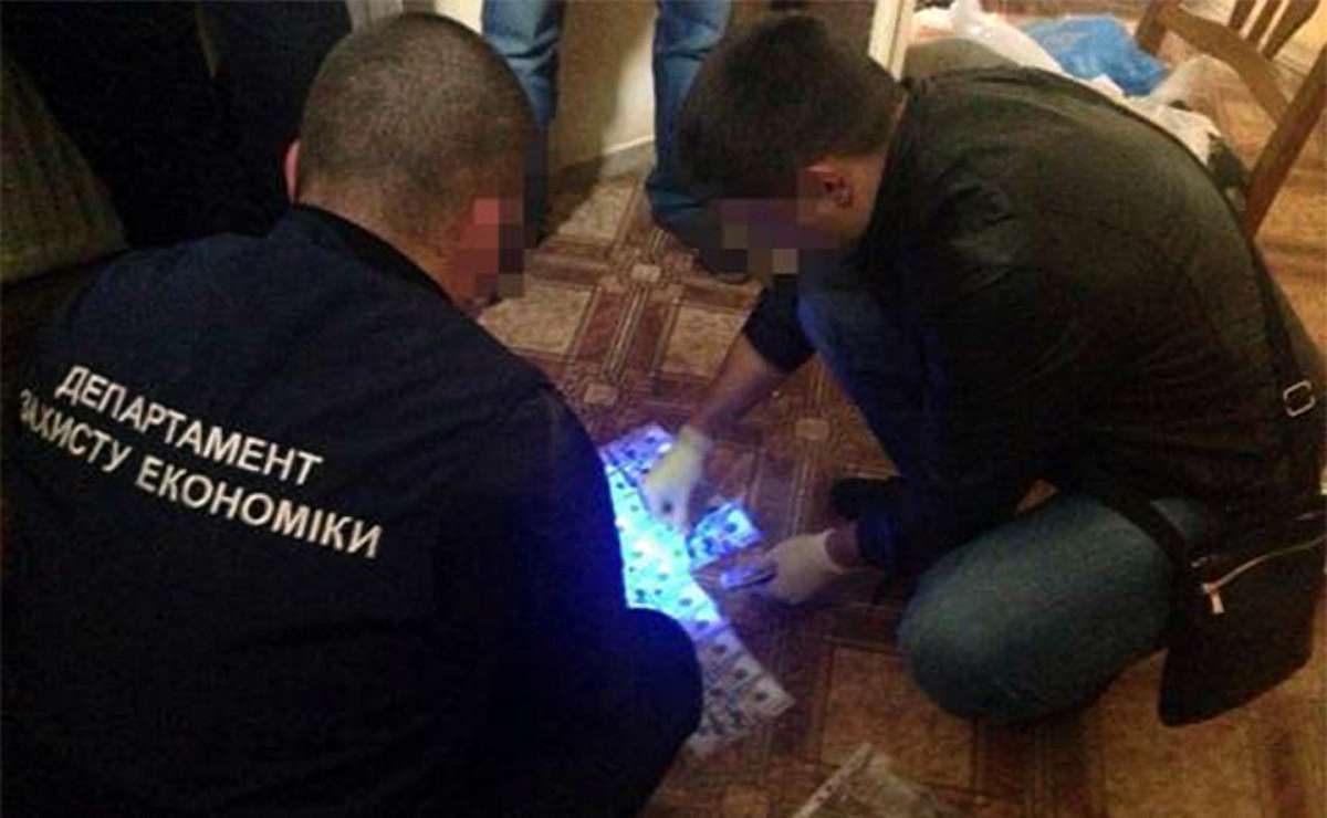 Під час обшуків у директора львівського похоронного бюро вилучили $90 тис.