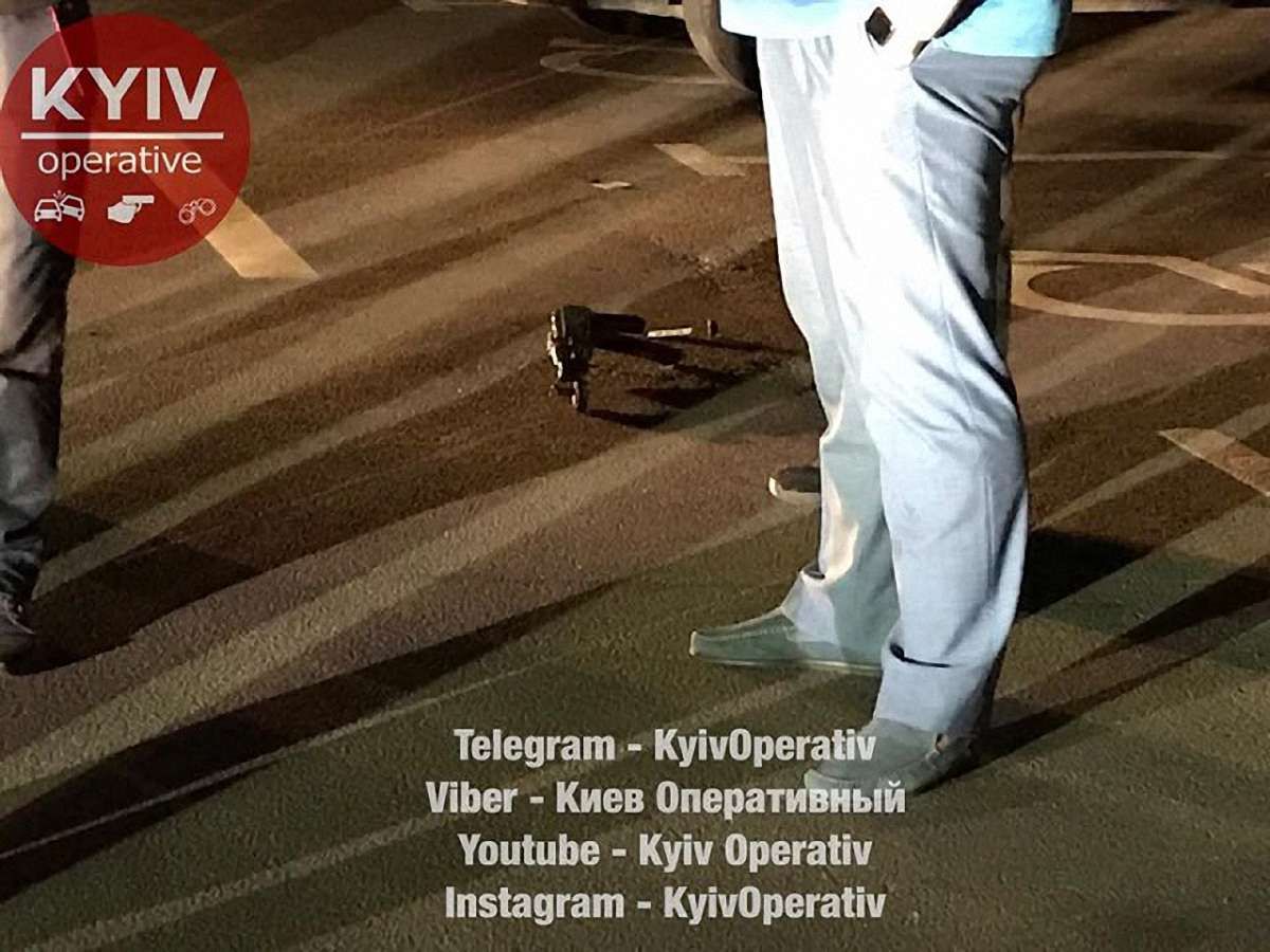 У Києві біля ТРЦ невідомі розстріляли чоловіка з автомата