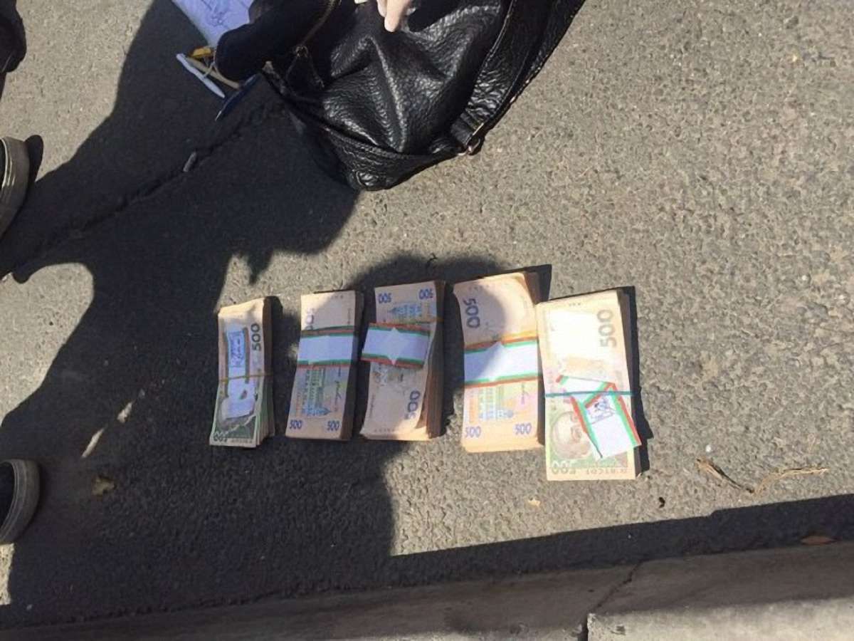Співробітників ДФС в Київській області затримали на отриманні ₴260 тис. хабара