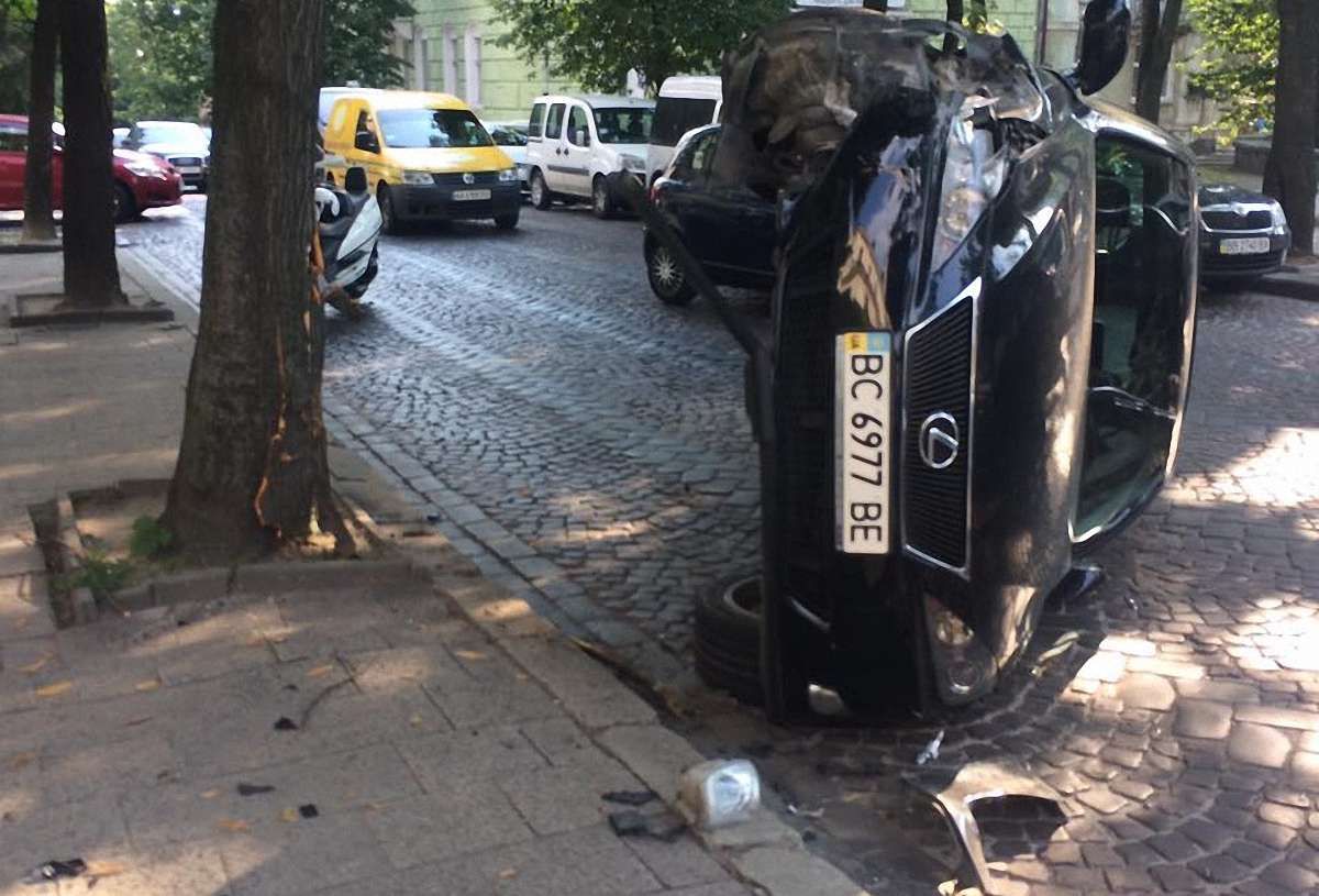 У центрі Львова Lexus вдарився в дерево і перекинувся