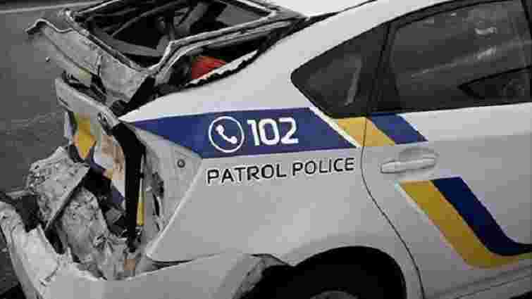 У Києві вантажівка на швидкості врізалась у авто поліції, патрульного шпиталізували
