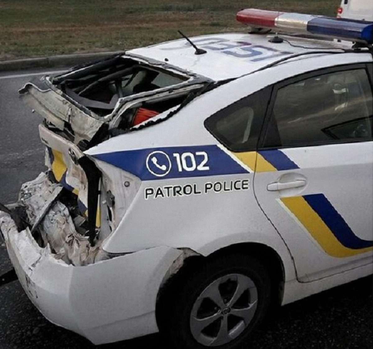 У Києві вантажівка на швидкості врізалась у авто поліції, патрульного шпиталізували