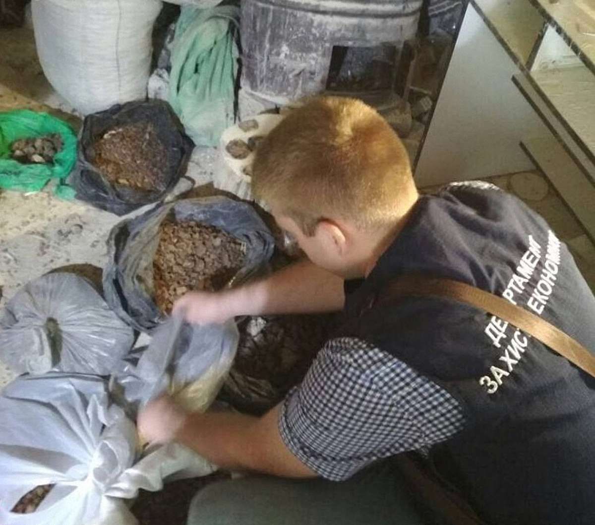 На Волині викрили підпільний цех обробки бурштину