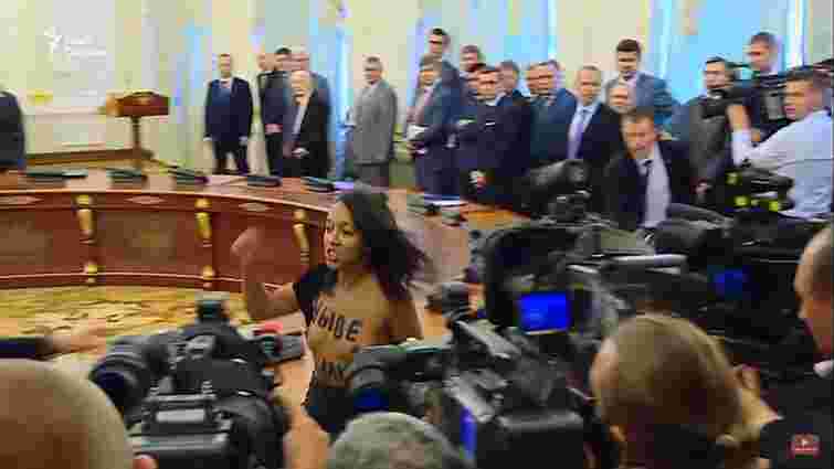 Активістка Femen спробувала зірвати зустріч президентів України та Білорусі