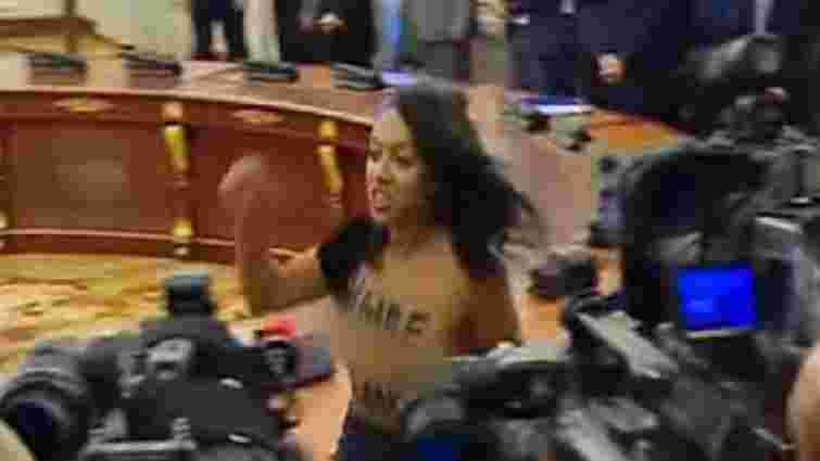 Активістка Femen, яка оголилася в АП, пройшла в будівлю за фальшивим посвідченням