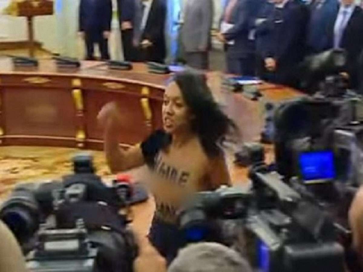 Активістка Femen, яка оголилася в АП, пройшла в будівлю за фальшивим посвідченням