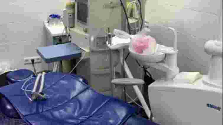У Маріуполі дворічна дитина померла в кріслі стоматолога