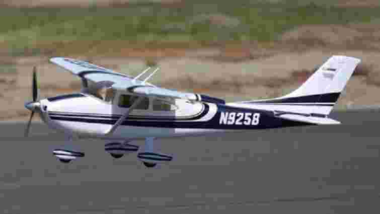 На Прикарпатті екскурсійний літак здійснив аварійну посадку на пасовище